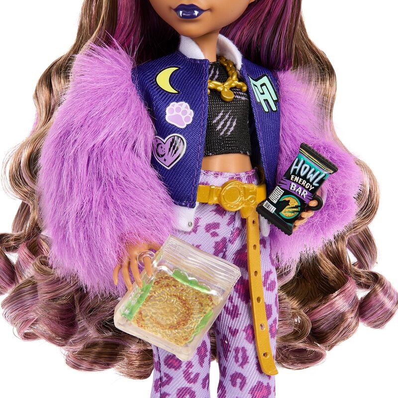 Poupée Monster High Clawdeen Wolf en position debout avec son animal Crescent à ses pieds