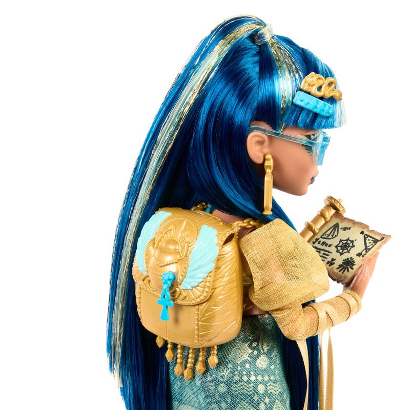 Ensemble complet de la poupée Cleo de Nile avec son cobra Hissette et ses accessoires sur fond blanc