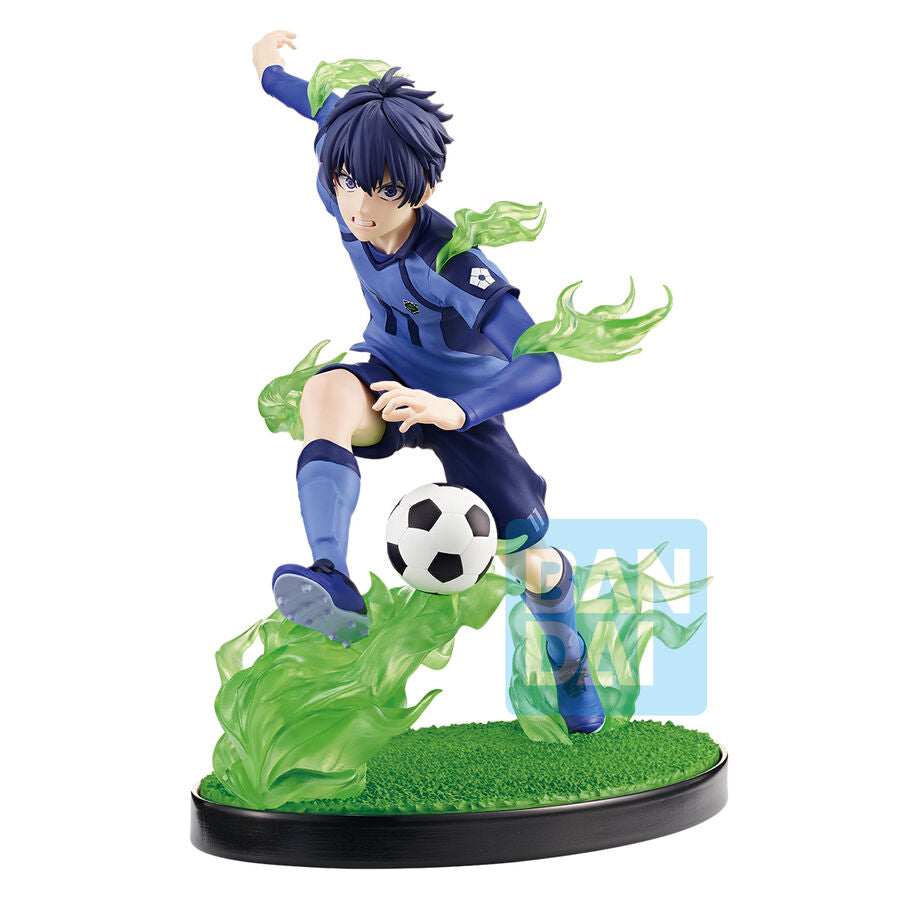 Figurine Yoichi Isagi Blue Lock posée sur socle avec logo BANPRESTO visible
