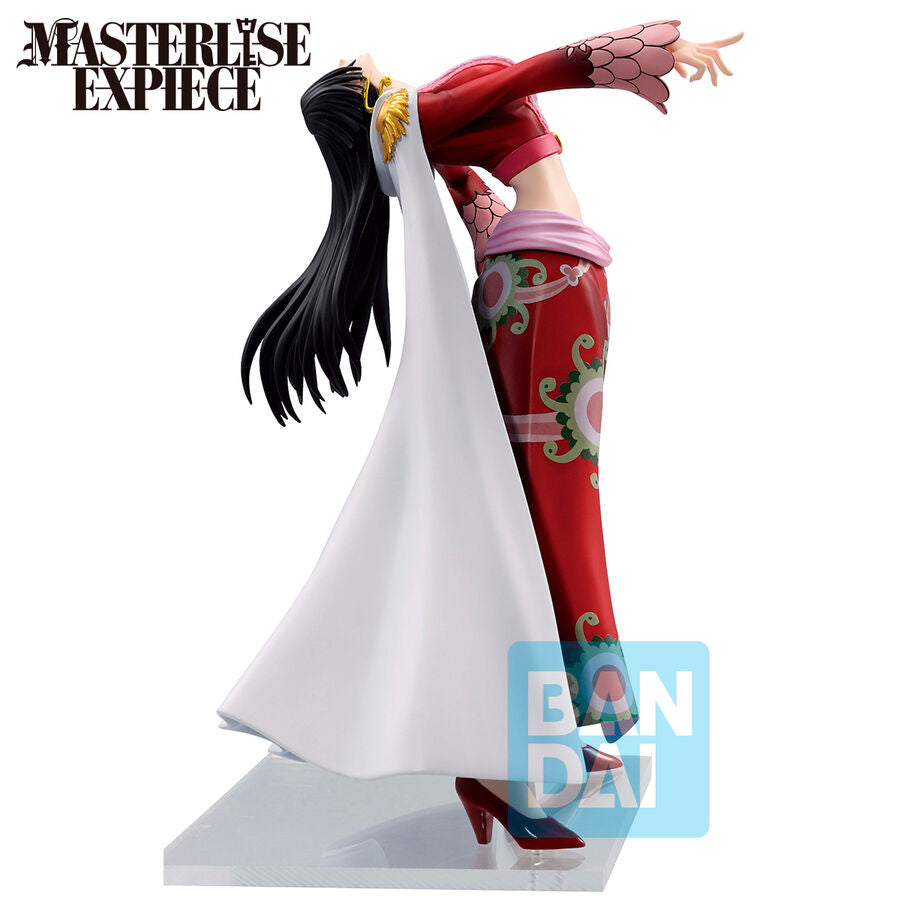Zoom sur le visage expressif et les traits fins de la figurine Boa Hancock BANPRESTO