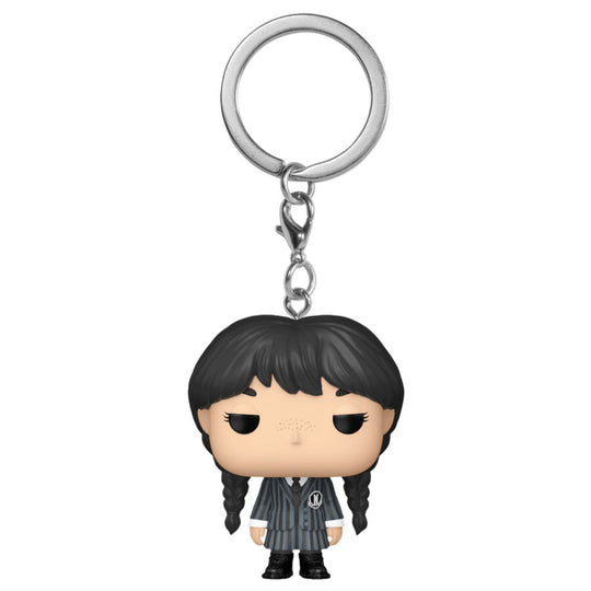 Zoom sur le porte-clés FUNKO Pocket POP de Wednesday, montrant la finition soignée et l'attache métallique robuste