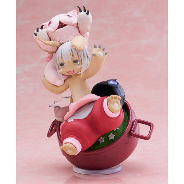 Profil latéral de la figurine Nanachi montrant la texture détaillée et la finition soignée signée TAITO
