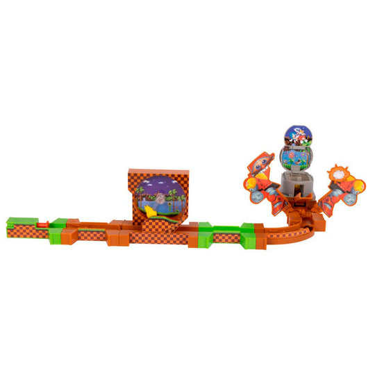 Enfant jouant avec le Sonic Go Go Racers Deluxe Playset et souriant