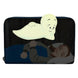 Image rapprochée du détail embossé et des finitions métalliques argentées du portefeuille Casper Halloween
