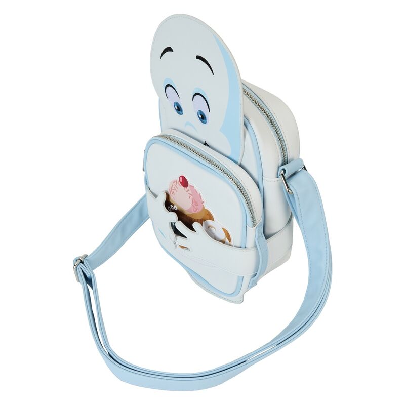 Zoom sur les détails métalliques argentés embossés et imprimés du sac Loungefly Casper