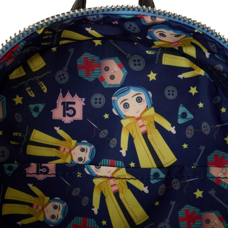Intérieur du sac à dos Loungefly Coraline avec doublure assortie et espace de rangement spacieux