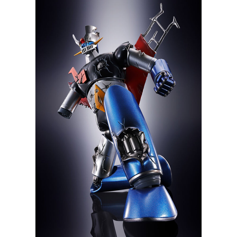 Scrander Jet version endommagée posé à côté de la figurine Mazinger Z pour un effet réaliste
