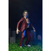 Vue latérale de la figurine Beetlejuice NECA en tenue rouge, posture dynamique