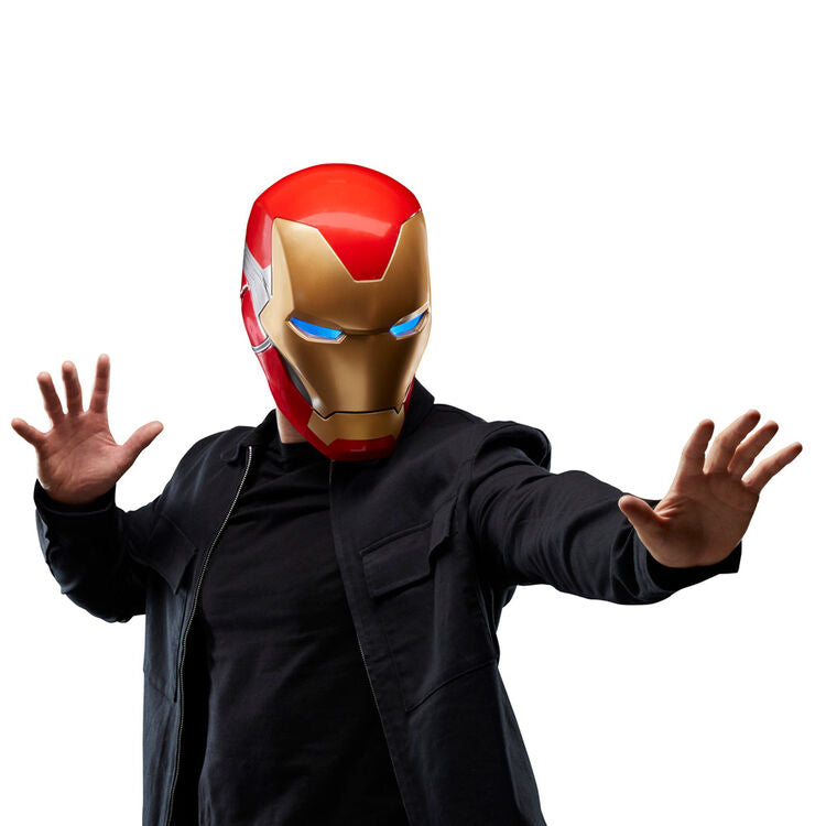 Photo du casque Iron Man posé sur un support avec éclairage des yeux allumé