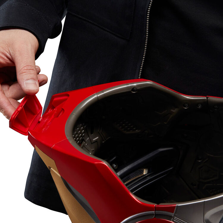 Image du casque électronique Iron Man dans un environnement de collection Marvel