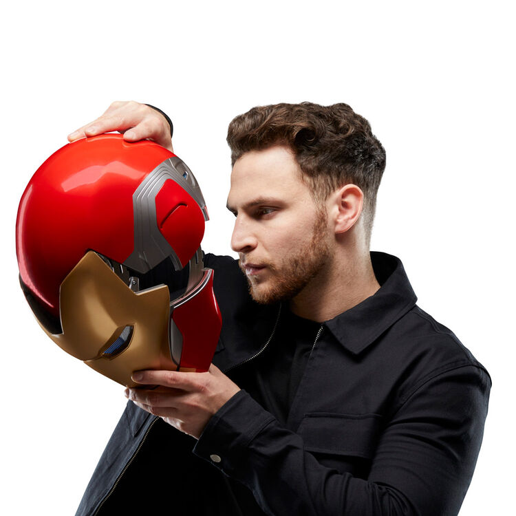 Vue arrière du casque électronique Iron Man montrant les finitions et détails de la marque HASBRO