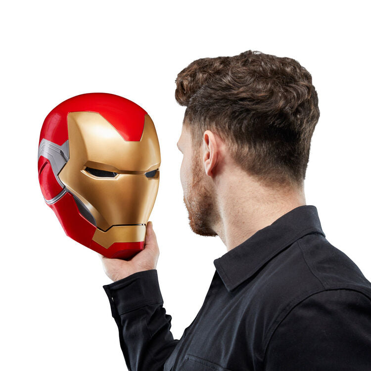 Casque Iron Man avec éclairage des yeux éteint, mettant en valeur la peinture rouge métallique