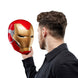 Casque Iron Man avec éclairage des yeux éteint, mettant en valeur la peinture rouge métallique