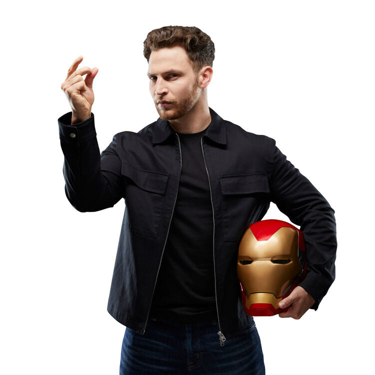 Vue panoramique du casque Iron Man Avengers Endgame avec éclairage des yeux activé dans une ambiance sombre