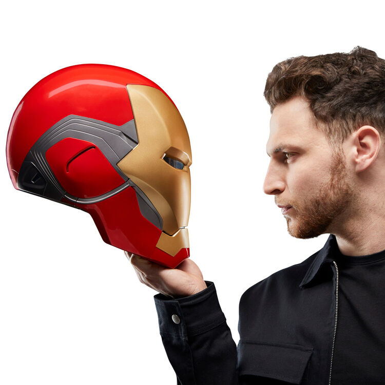 Casque Iron Man posé sur une table avec piles AA nécessaires à son fonctionnement à côté