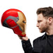 Casque Iron Man posé sur une table avec piles AA nécessaires à son fonctionnement à côté
