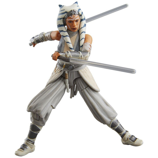 Figurine Ahsoka Tano avec ses deux sabres laser posée sur un fond neutre