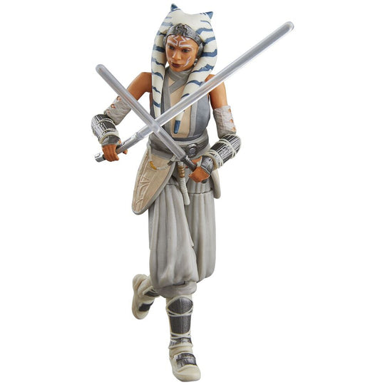 Photo de la figurine Ahsoka Tano en pose dynamique avec accessoires
