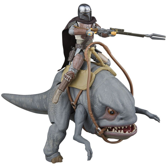 Figurine du Mandalorian tenant son blaster, prêt à l'action