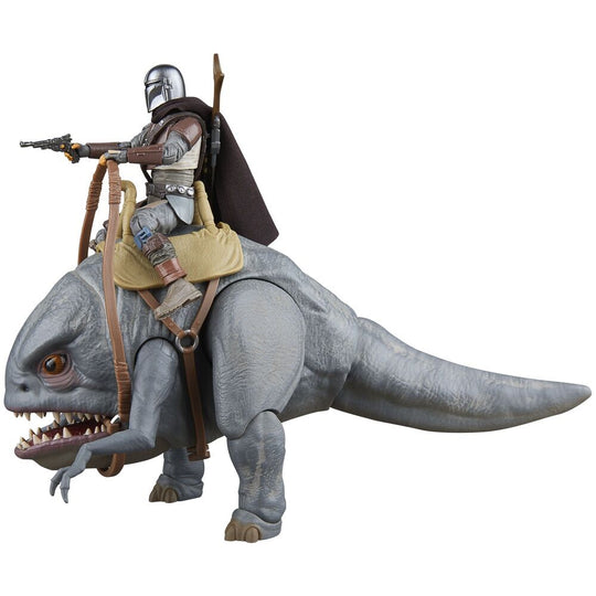 Vue d'ensemble des deux figurines posées côte à côte sur un socle