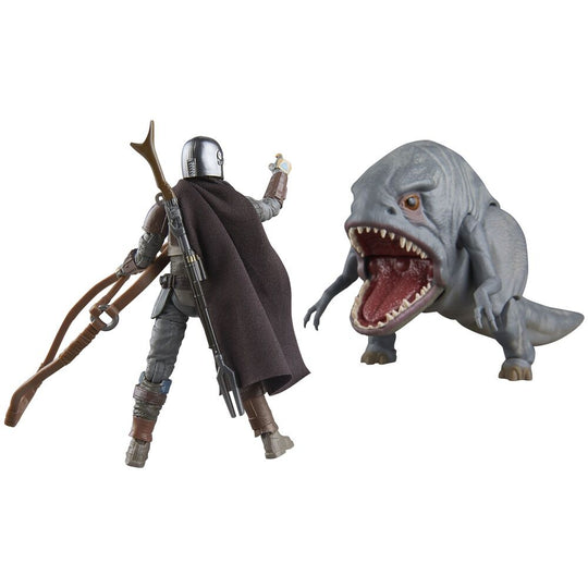 Figurine du Mandalorian avec son armure brillante sous un éclairage studio