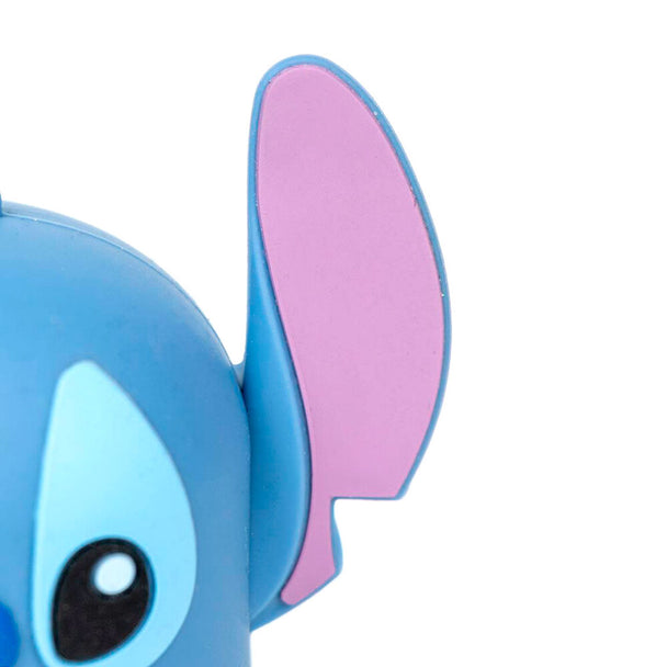 Gros plan sur la texture en silicone souple et résistante de la trousse Stitch Disney