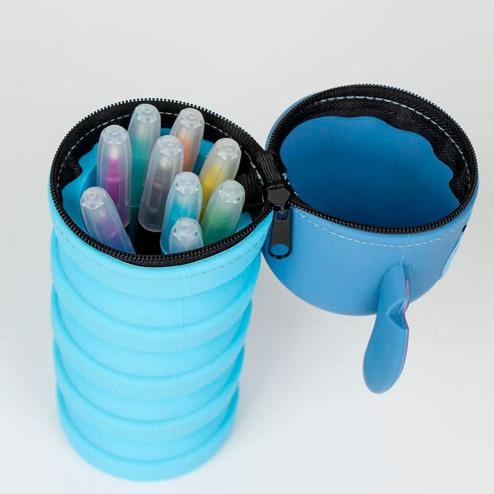 Image de la trousse Stitch posée sur un bureau avec fournitures scolaires autour