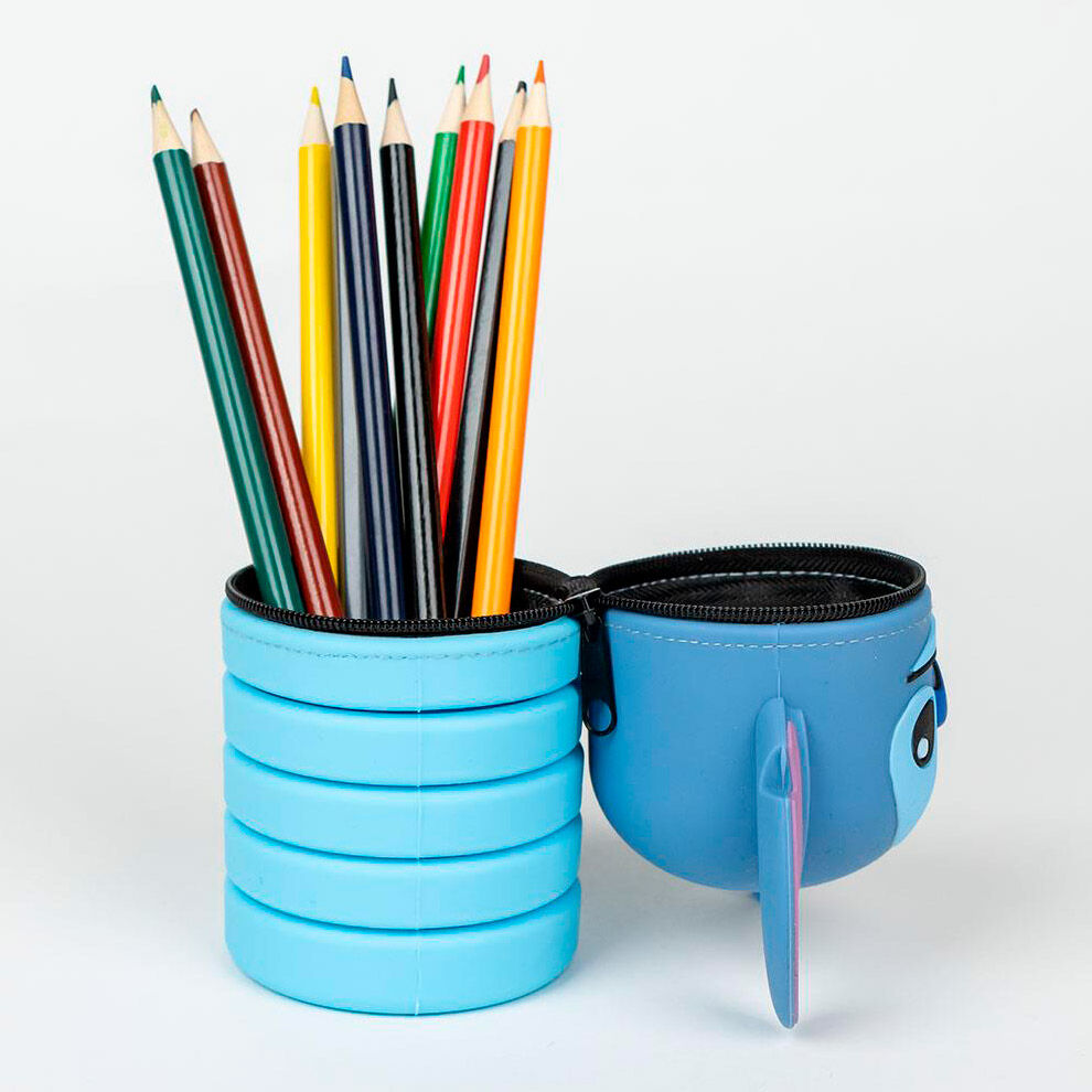 Photo montrant la trousse Stitch Disney tenue à la main pour illustrer sa taille compacte