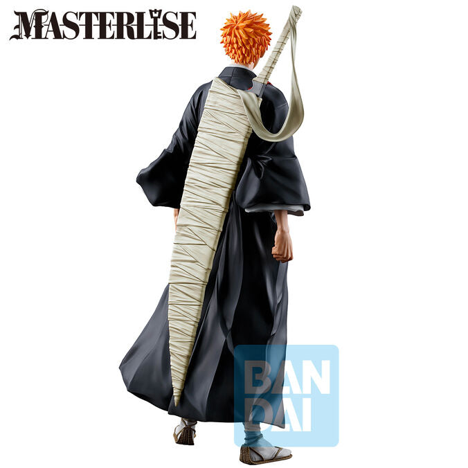 Vue latérale de la figurine Ichigo Kurosaki Blood War, mettant en avant les détails sculptés