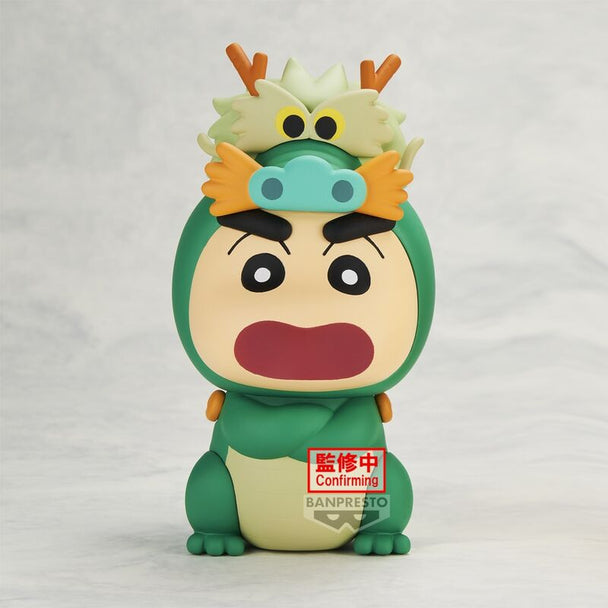 Détail de la figurine Shinchan en costume dragon avec couleurs vives et finition soignée par BANPRESTO
