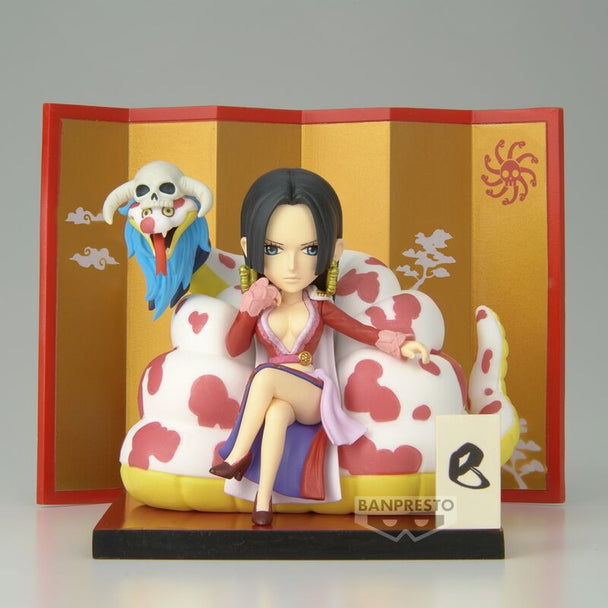 Détail rapproché de la figurine Boa Hancock montrant les couleurs vives et la finition soignée