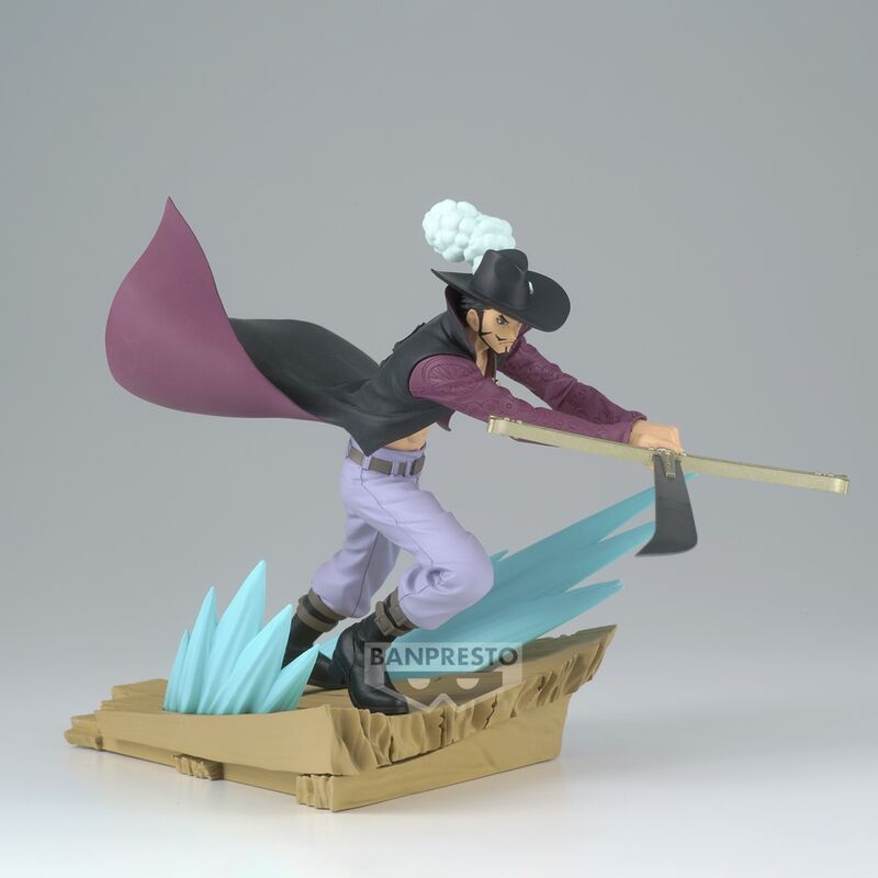 Profil gauche de la figurine Dracule Mihawk One Piece montrant les détails du costume et de l'épée