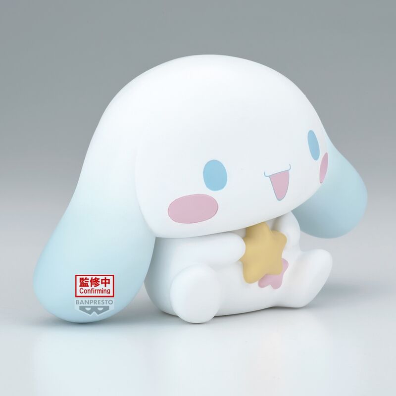 Vue latérale de la figurine Sanrio Cinnamoroll Softmates illustrant son design charmant