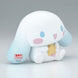 Vue latérale de la figurine Sanrio Cinnamoroll Softmates illustrant son design charmant