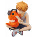 Figurine Denji tenant Pochita, démon tronçonneuse, sur base décorative