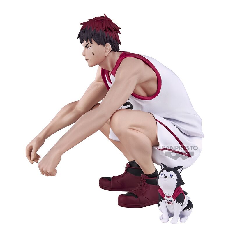 Profil latéral de la figurine Kurokos Basketball montrant les expressions déterminées des personnages