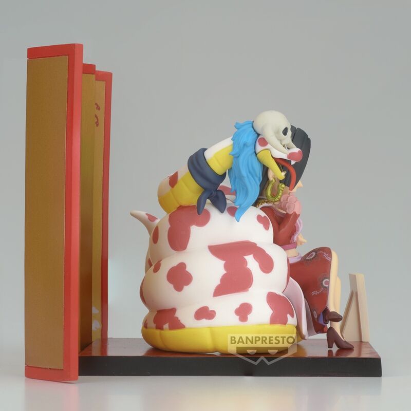 Figurine complète de Boa Hancock et Salome, présentation latérale mettant en valeur la posture dynamique