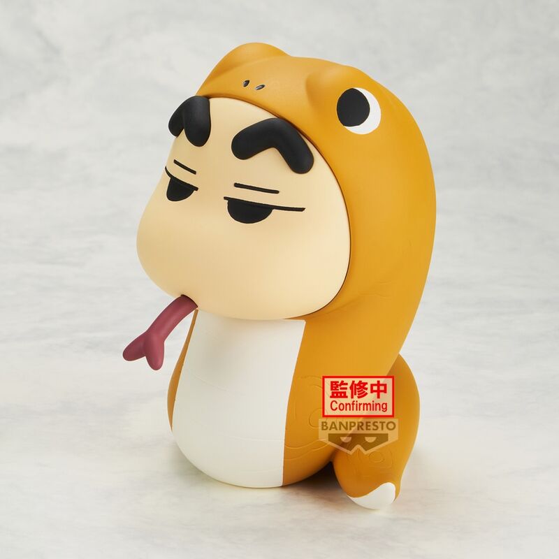 Gros plan sur la tête de la figurine Shinchan en costume serpent avec expression malicieuse