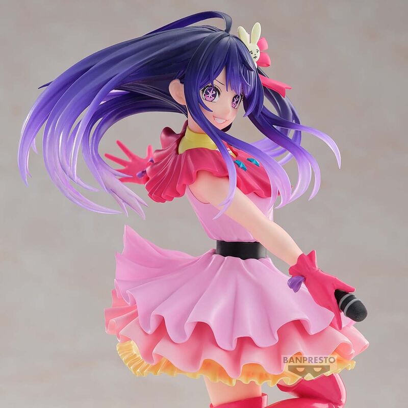 Photo de la figurine OSHI NO KO Ai de dos mettant en valeur les détails du costume et des cheveux