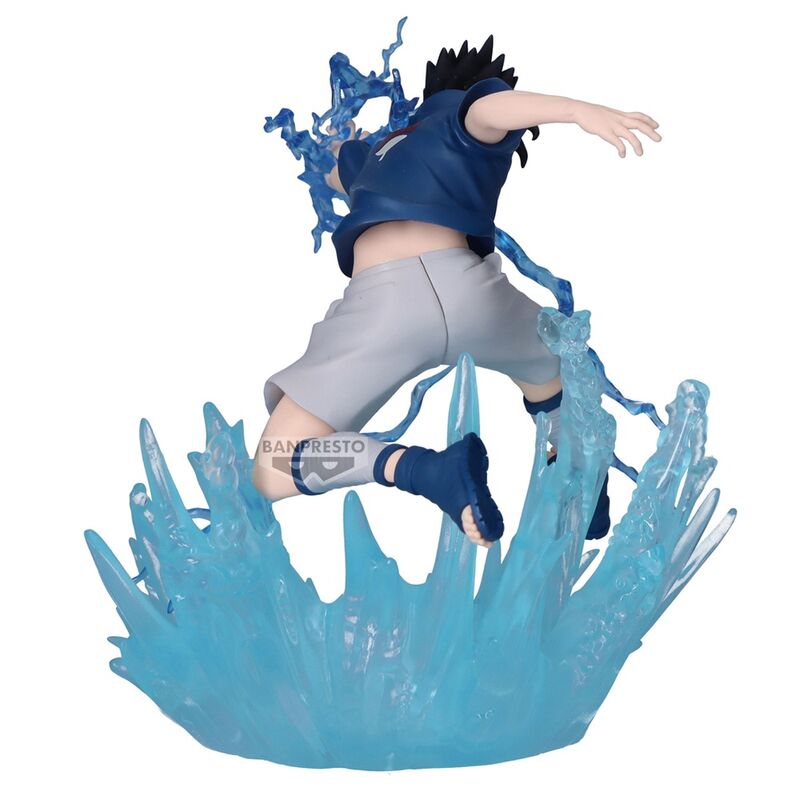 Photo de dos de la figurine Naruto Sasuke mettant en valeur sa cape et accessoires