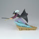 Vue arrière de la figurine Dracule Mihawk One Piece mettant en valeur la cape et la posture dynamique