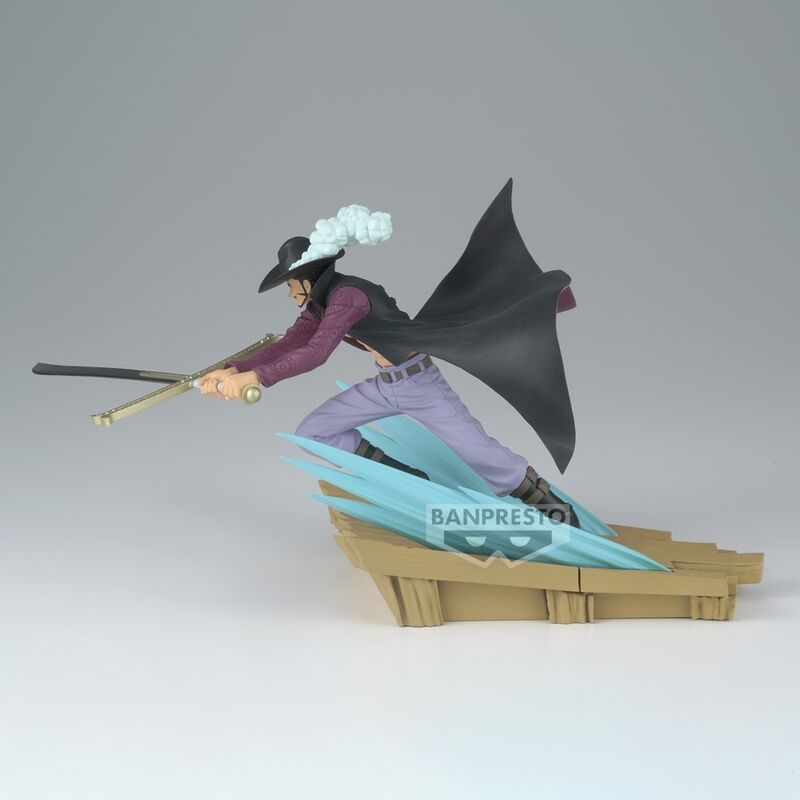 Vue arrière de la figurine Dracule Mihawk One Piece mettant en valeur la cape et la posture dynamique