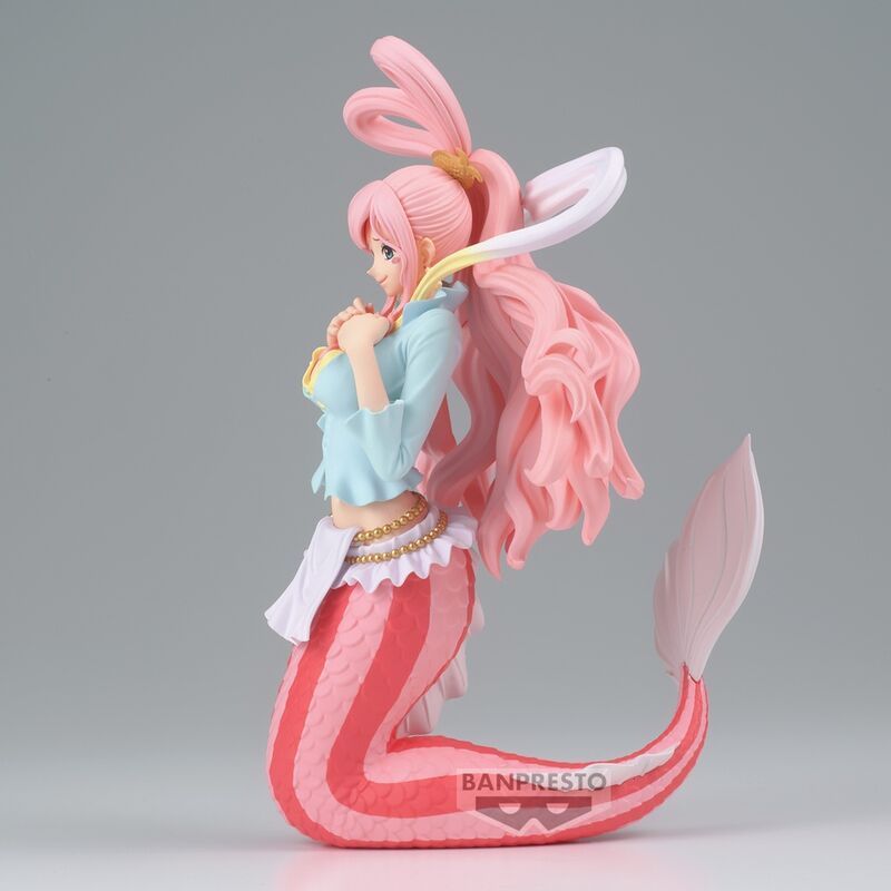 Gros plan sur le visage expressif et les détails lumineux de la figurine Shirahoshi One Piece