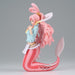 Gros plan sur le visage expressif et les détails lumineux de la figurine Shirahoshi One Piece
