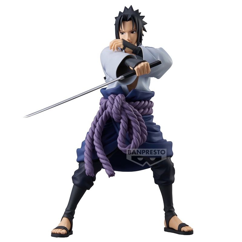 Présentation complète de la figurine Sasuke Uchiha sur socle avec éclairage naturel