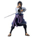 Présentation complète de la figurine Sasuke Uchiha sur socle avec éclairage naturel