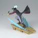 Photo d'ensemble de la figurine Dracule Mihawk One Piece 12 cm posée sur un socle décoratif