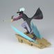Photo d'ensemble de la figurine Dracule Mihawk One Piece 12 cm posée sur un socle décoratif