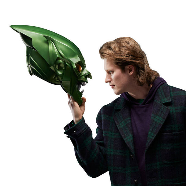 Détail rapproché des yeux verts lumineux du casque Green Goblin Marvel Legends