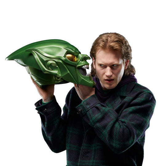 Profil gauche du casque Green Goblin montrant les textures et finitions détaillées